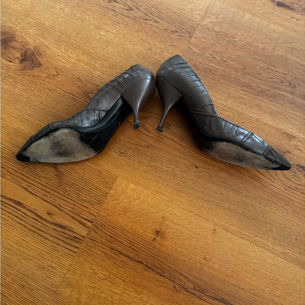 Prada Pleated Vero Cuoio Pointed Toe Pumps Size 37 Gray Brown - Picture 4 of 8